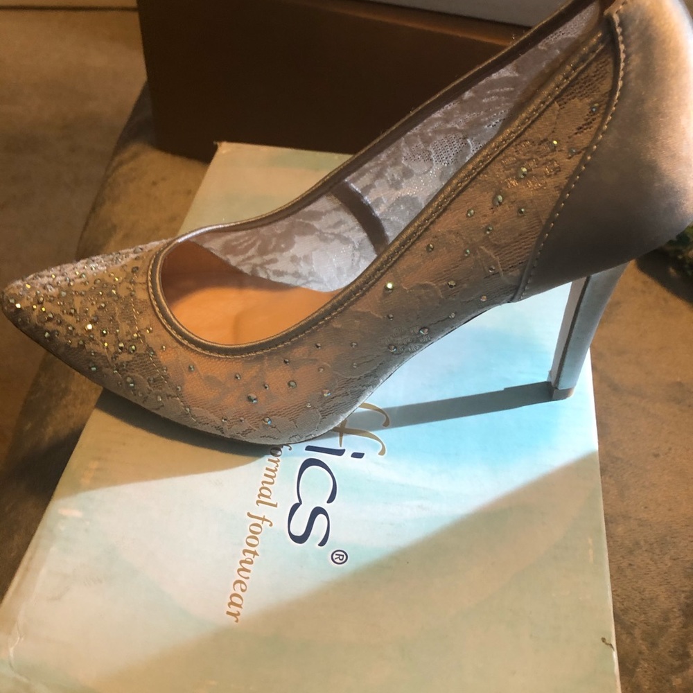 Coloriffics silver 8.5 fabric shoes